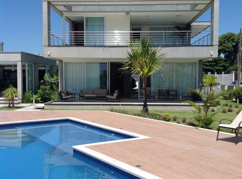 A Spacious and Stylish Contemporary Home in Penha, Brazil by Pablo José Vailatti (15)