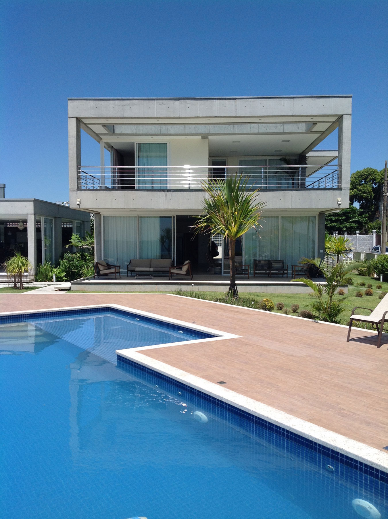 A Spacious and Stylish Contemporary Home in Penha, Brazil by Pablo José Vailatti (15)