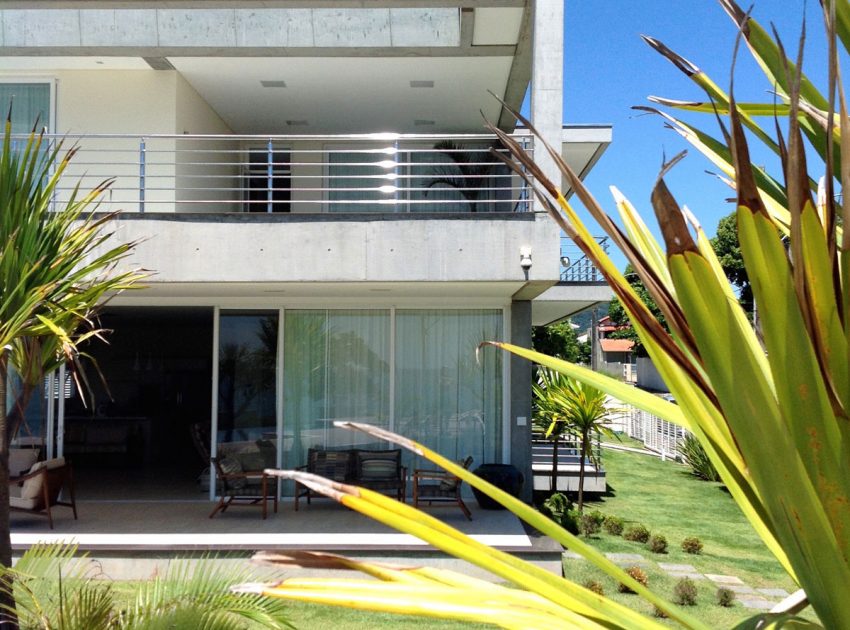 A Spacious and Stylish Contemporary Home in Penha, Brazil by Pablo José Vailatti (16)