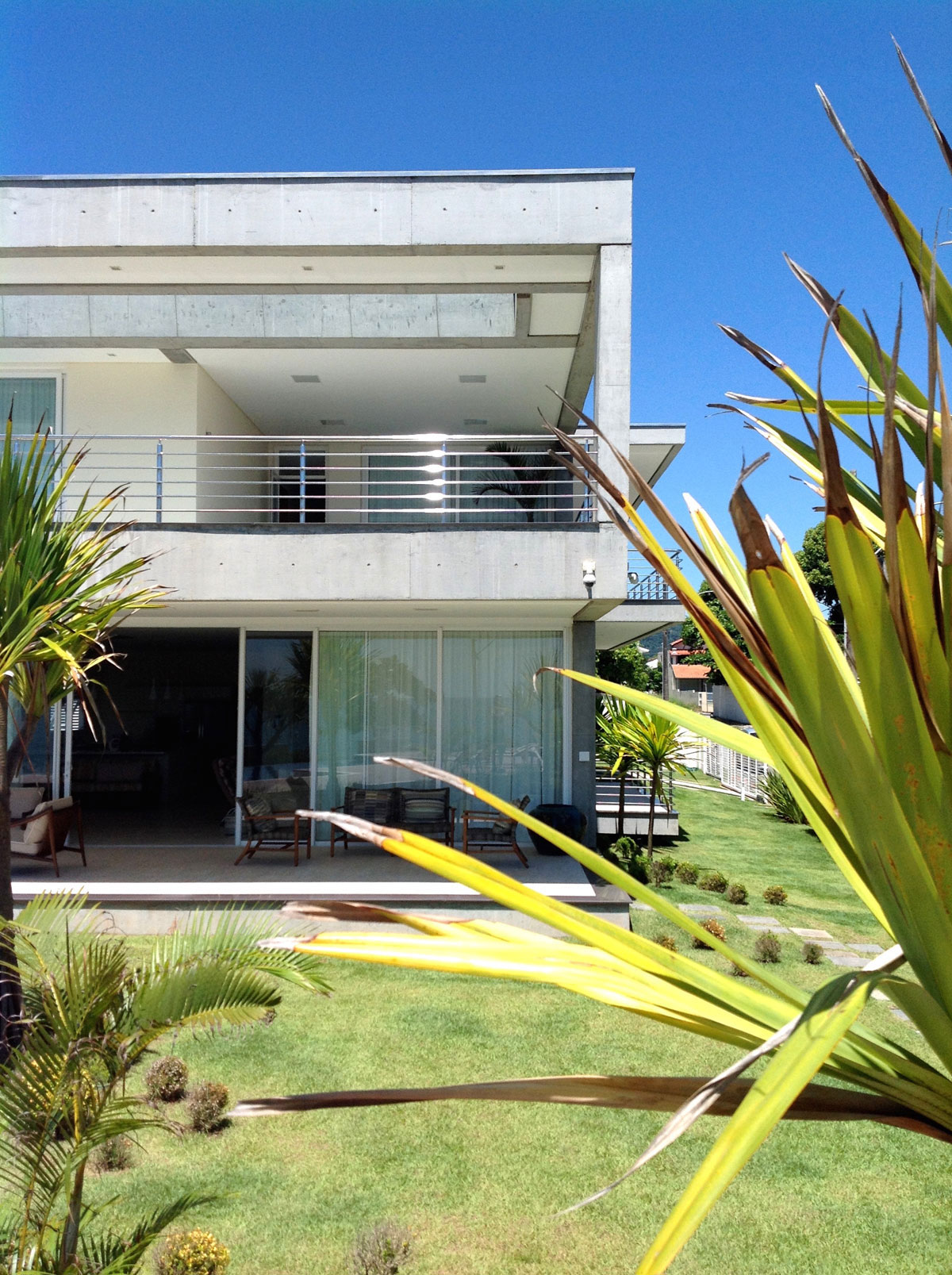 A Spacious and Stylish Contemporary Home in Penha, Brazil by Pablo José Vailatti (16)