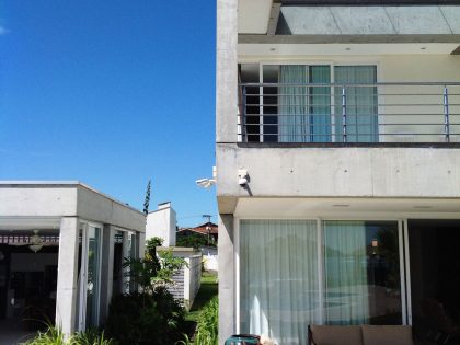 A Spacious and Stylish Contemporary Home in Penha, Brazil by Pablo José Vailatti (17)