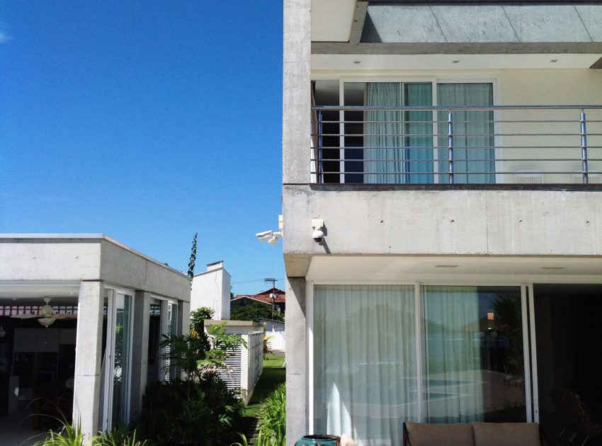 A Spacious and Stylish Contemporary Home in Penha, Brazil by Pablo José Vailatti (17)