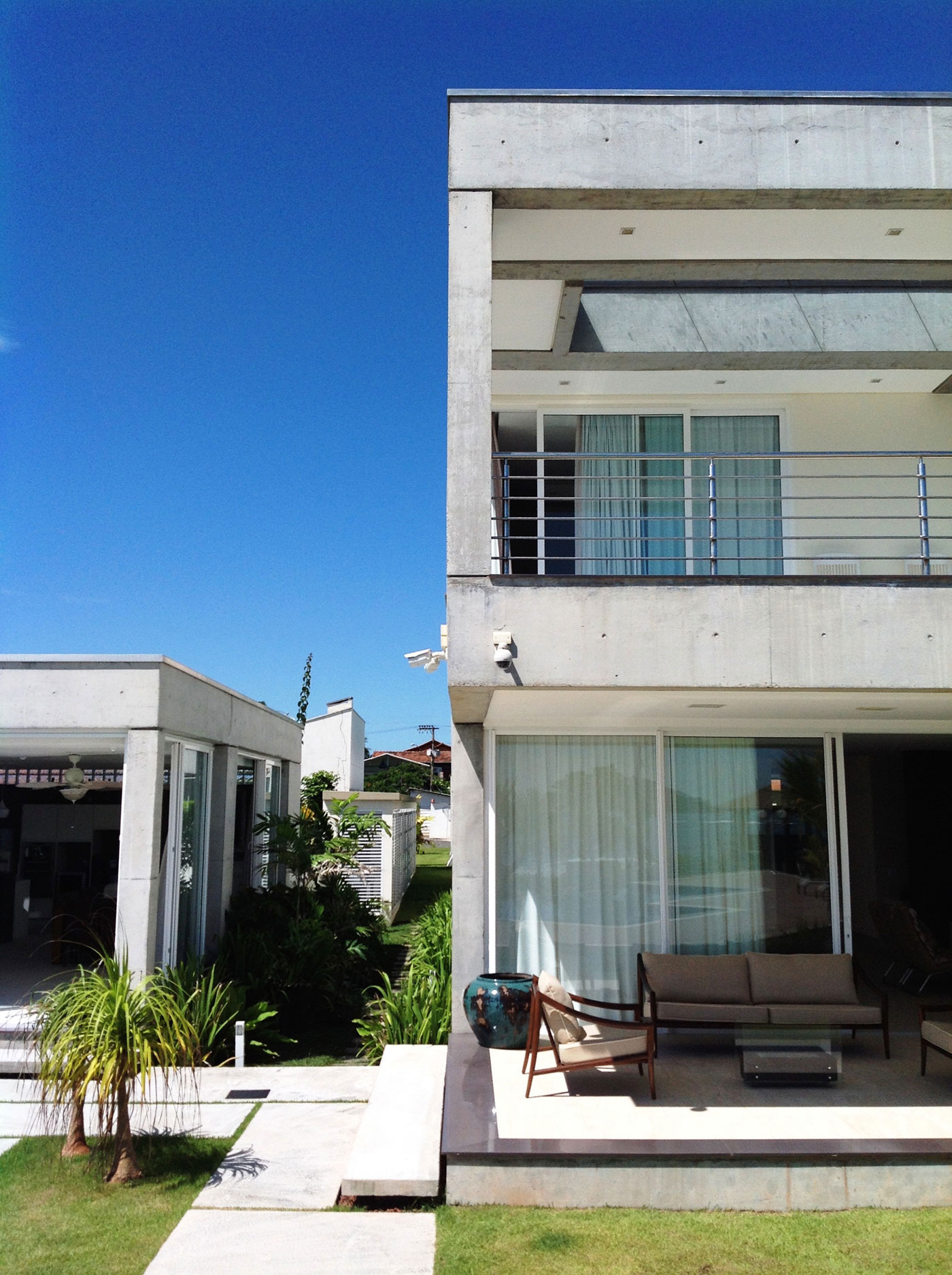 A Spacious and Stylish Contemporary Home in Penha, Brazil by Pablo José Vailatti (17)