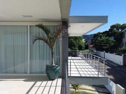 A Spacious and Stylish Contemporary Home in Penha, Brazil by Pablo José Vailatti (18)