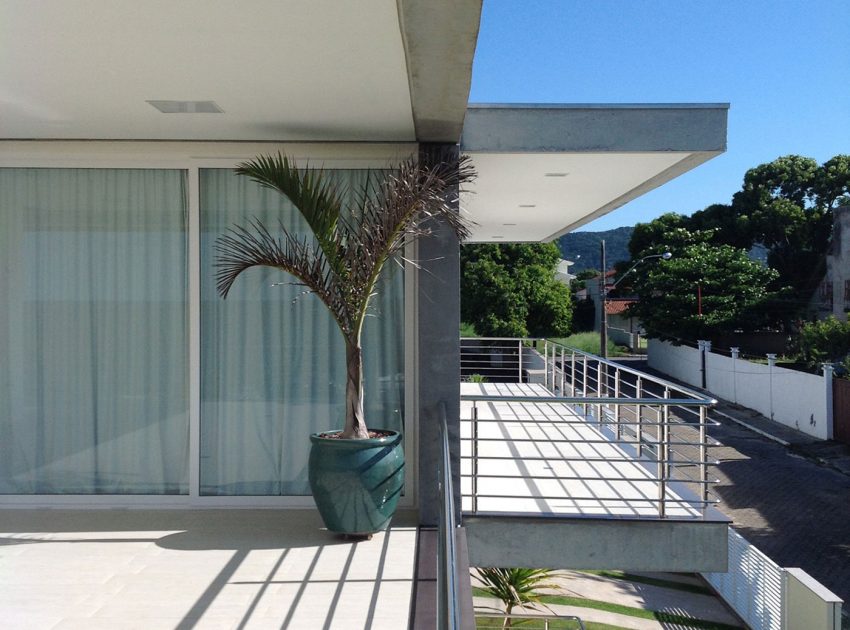 A Spacious and Stylish Contemporary Home in Penha, Brazil by Pablo José Vailatti (18)