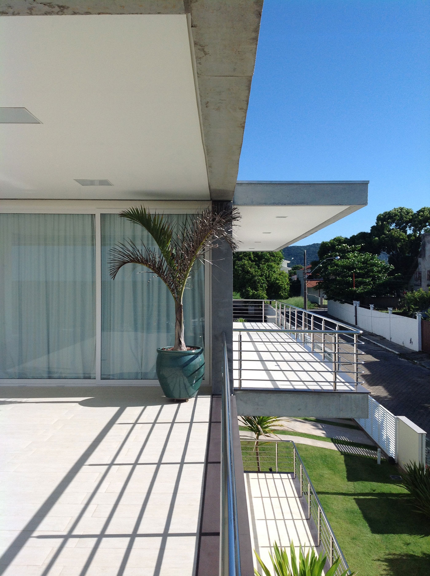 A Spacious and Stylish Contemporary Home in Penha, Brazil by Pablo José Vailatti (18)