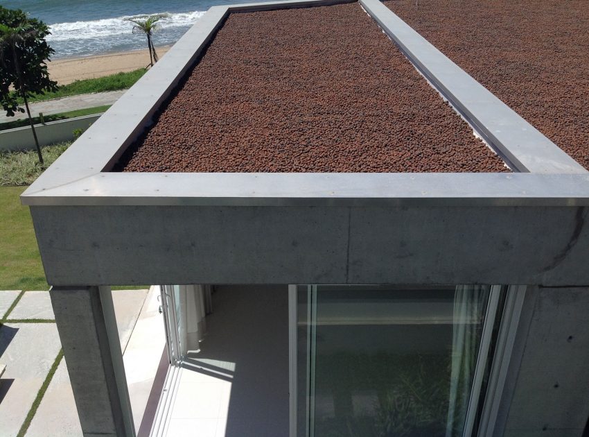 A Spacious and Stylish Contemporary Home in Penha, Brazil by Pablo José Vailatti (19)