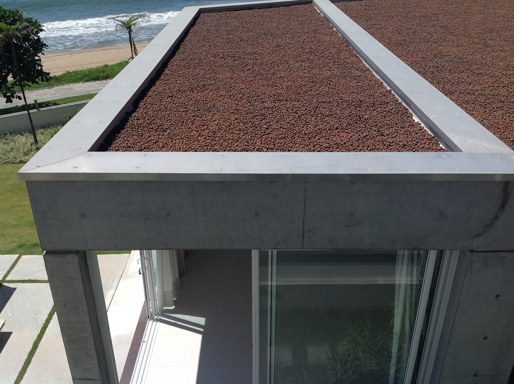 A Spacious and Stylish Contemporary Home in Penha, Brazil by Pablo José Vailatti (19)