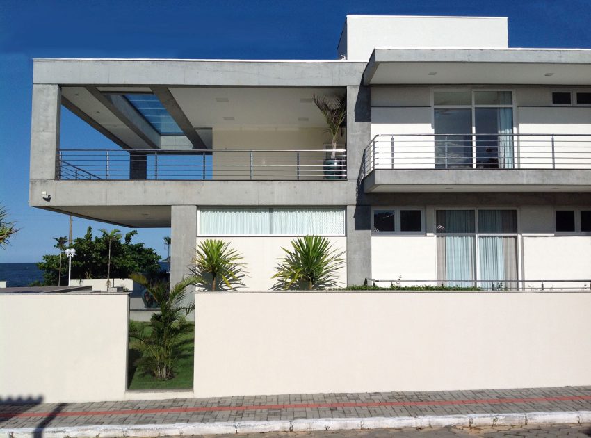 A Spacious and Stylish Contemporary Home in Penha, Brazil by Pablo José Vailatti (2)