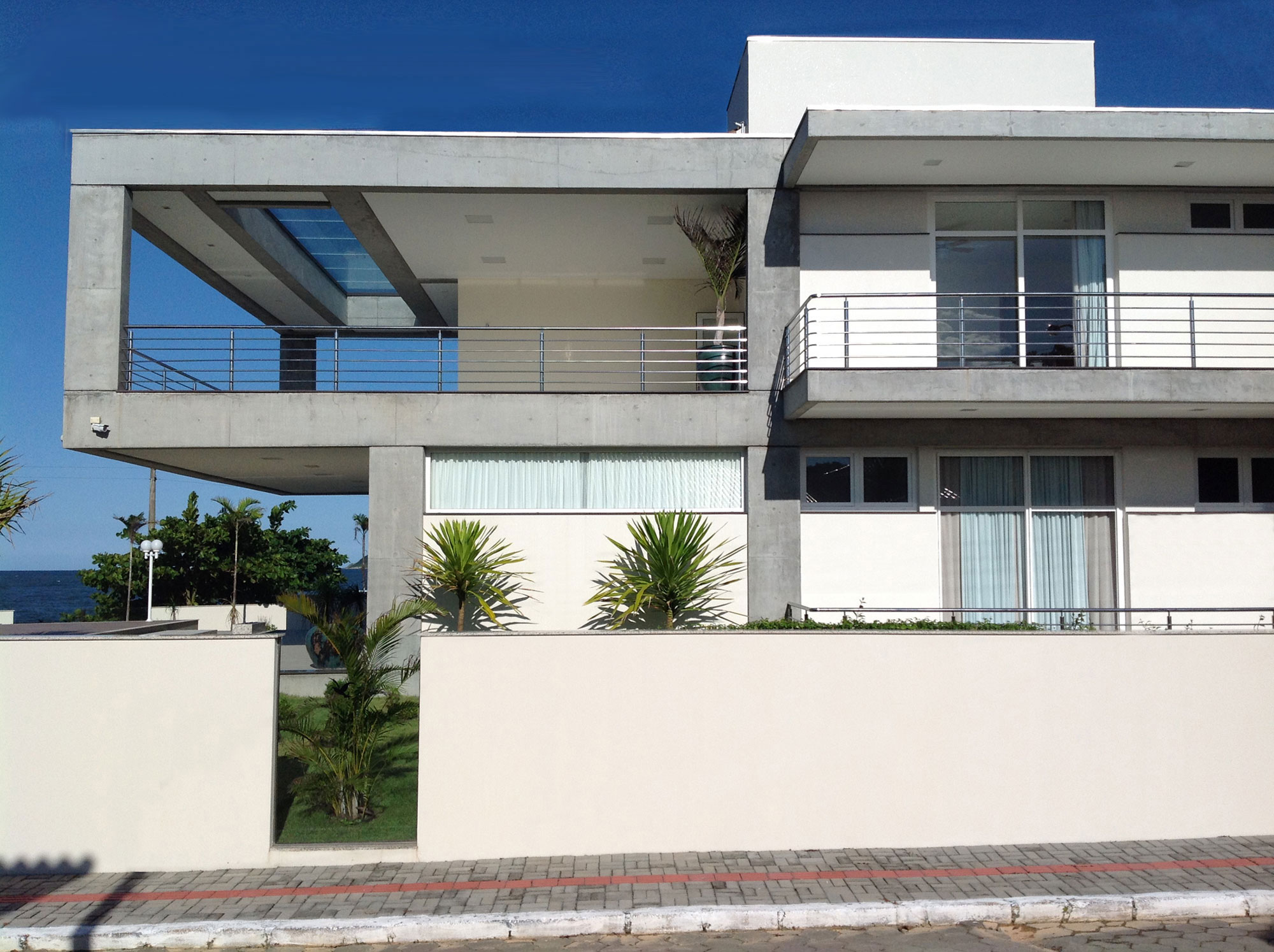 A Spacious and Stylish Contemporary Home in Penha, Brazil by Pablo José Vailatti (2)
