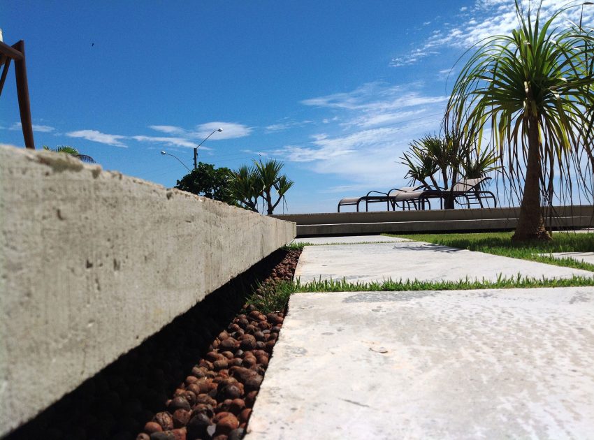 A Spacious and Stylish Contemporary Home in Penha, Brazil by Pablo José Vailatti (20)