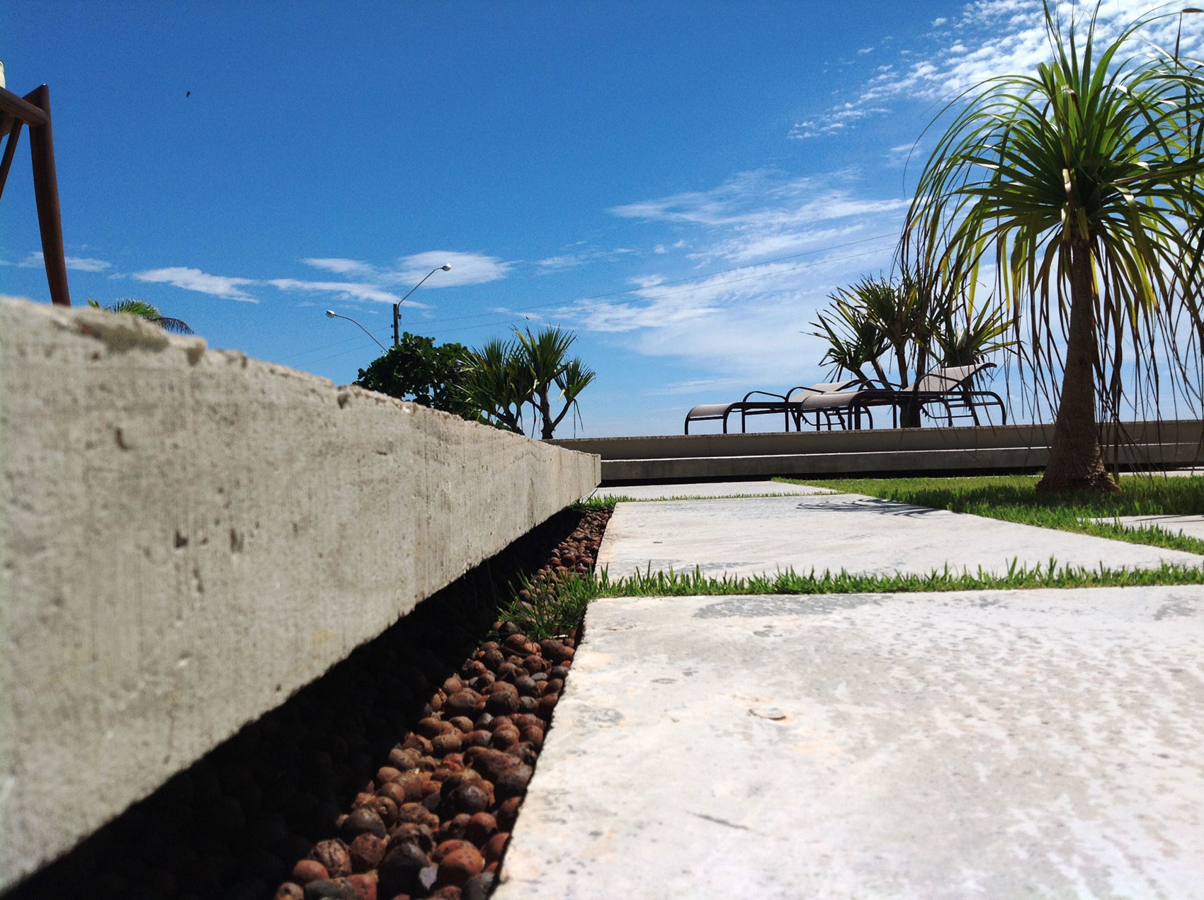 A Spacious and Stylish Contemporary Home in Penha, Brazil by Pablo José Vailatti (20)