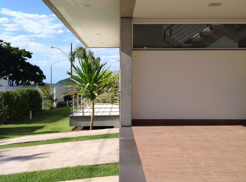 A Spacious and Stylish Contemporary Home in Penha, Brazil by Pablo José Vailatti (21)