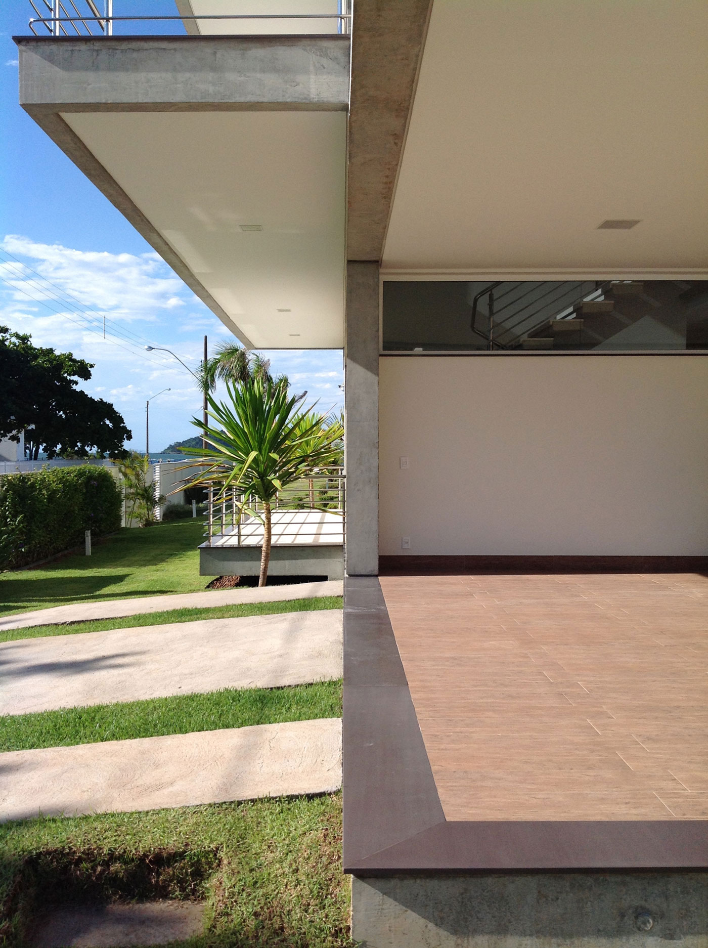 A Spacious and Stylish Contemporary Home in Penha, Brazil by Pablo José Vailatti (21)