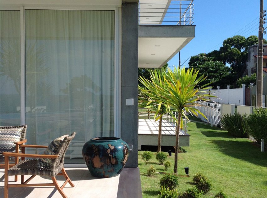 A Spacious and Stylish Contemporary Home in Penha, Brazil by Pablo José Vailatti (22)