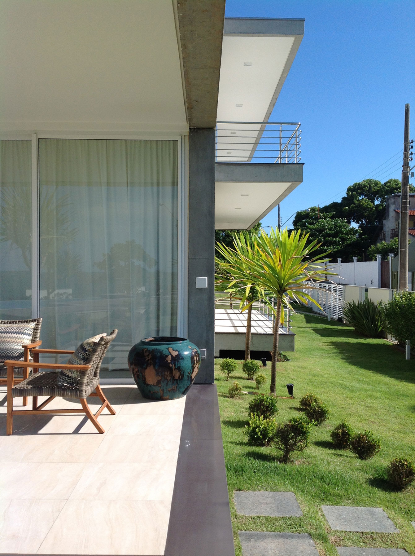 A Spacious and Stylish Contemporary Home in Penha, Brazil by Pablo José Vailatti (22)