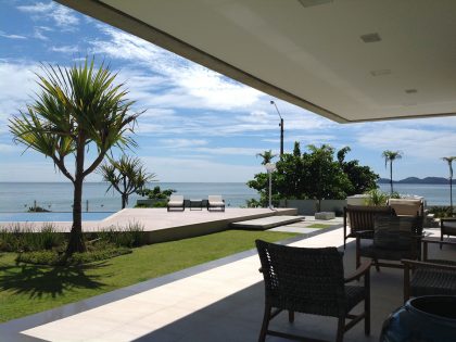 A Spacious and Stylish Contemporary Home in Penha, Brazil by Pablo José Vailatti (23)