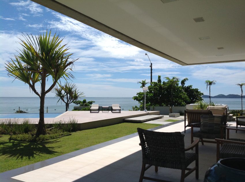 A Spacious and Stylish Contemporary Home in Penha, Brazil by Pablo José Vailatti (23)