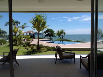 A Spacious and Stylish Contemporary Home in Penha, Brazil by Pablo José Vailatti (24)