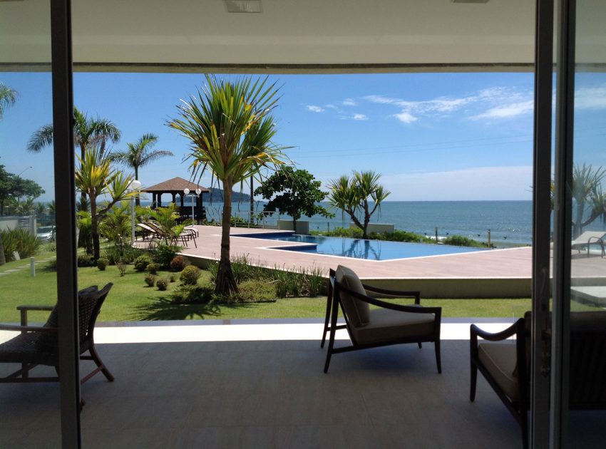 A Spacious and Stylish Contemporary Home in Penha, Brazil by Pablo José Vailatti (24)