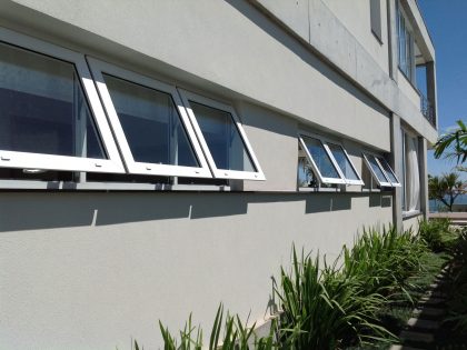 A Spacious and Stylish Contemporary Home in Penha, Brazil by Pablo José Vailatti (25)