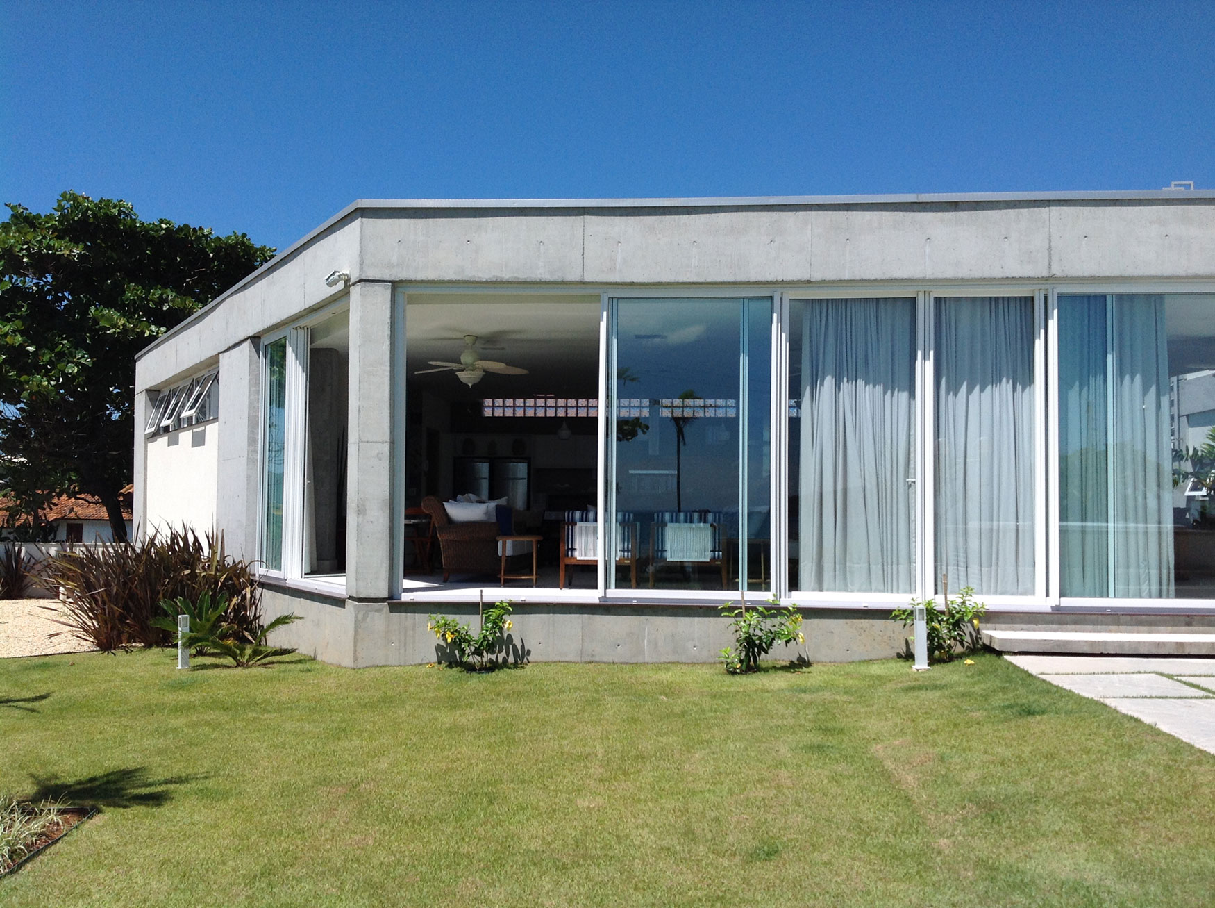 A Spacious and Stylish Contemporary Home in Penha, Brazil by Pablo José Vailatti (26)
