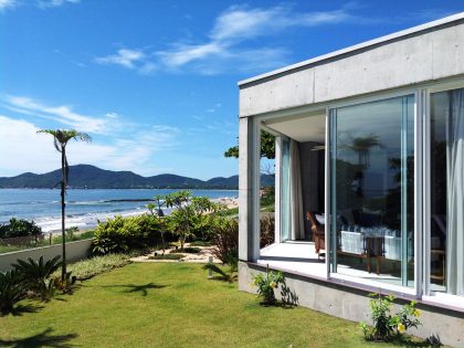 A Spacious and Stylish Contemporary Home in Penha, Brazil by Pablo José Vailatti (27)