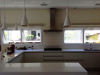 A Spacious and Stylish Contemporary Home in Penha, Brazil by Pablo José Vailatti (29)