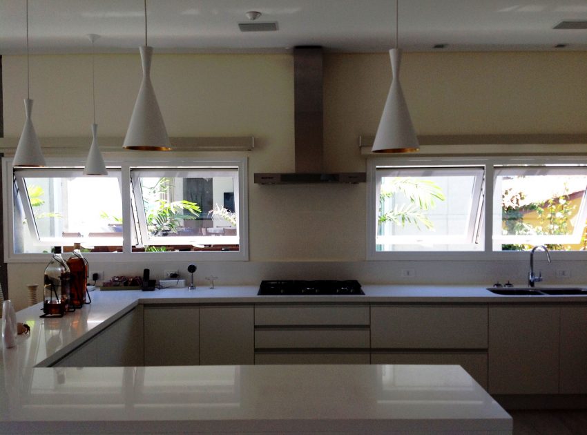 A Spacious and Stylish Contemporary Home in Penha, Brazil by Pablo José Vailatti (29)