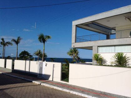 A Spacious and Stylish Contemporary Home in Penha, Brazil by Pablo José Vailatti (3)