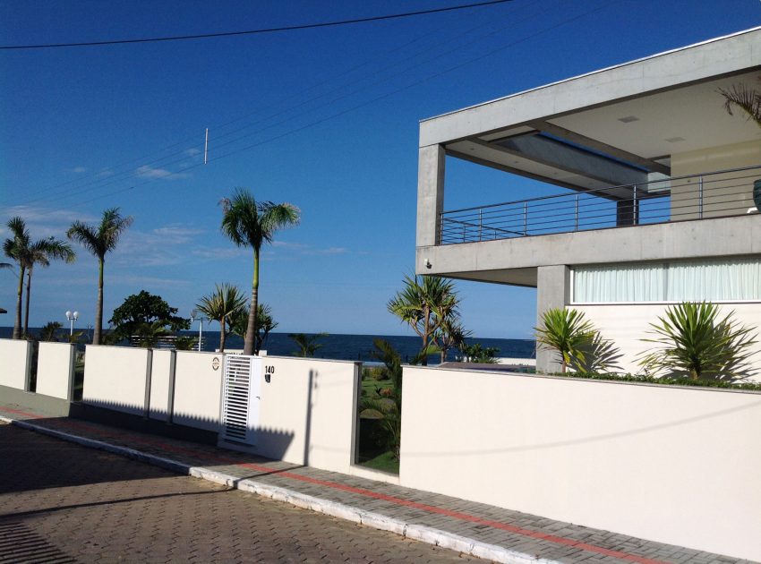 A Spacious and Stylish Contemporary Home in Penha, Brazil by Pablo José Vailatti (3)