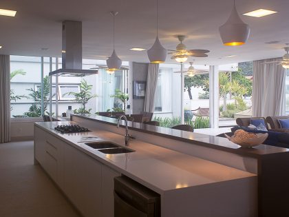 A Spacious and Stylish Contemporary Home in Penha, Brazil by Pablo José Vailatti (30)
