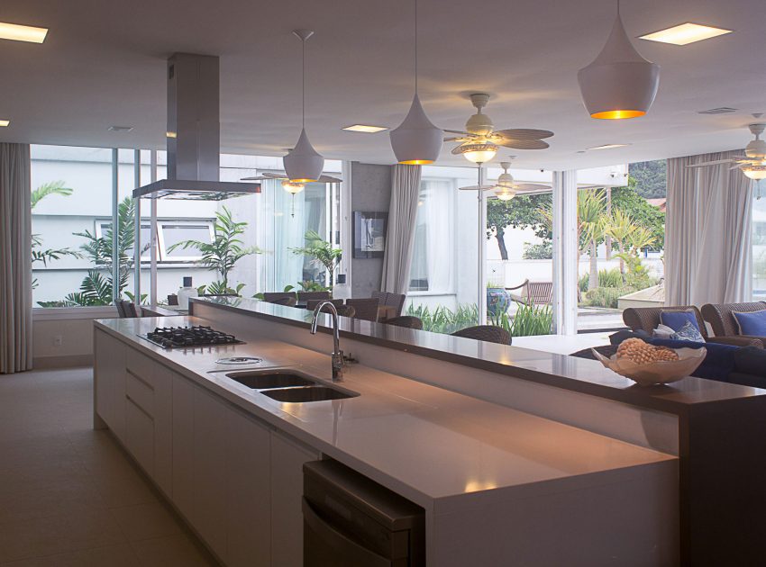 A Spacious and Stylish Contemporary Home in Penha, Brazil by Pablo José Vailatti (30)