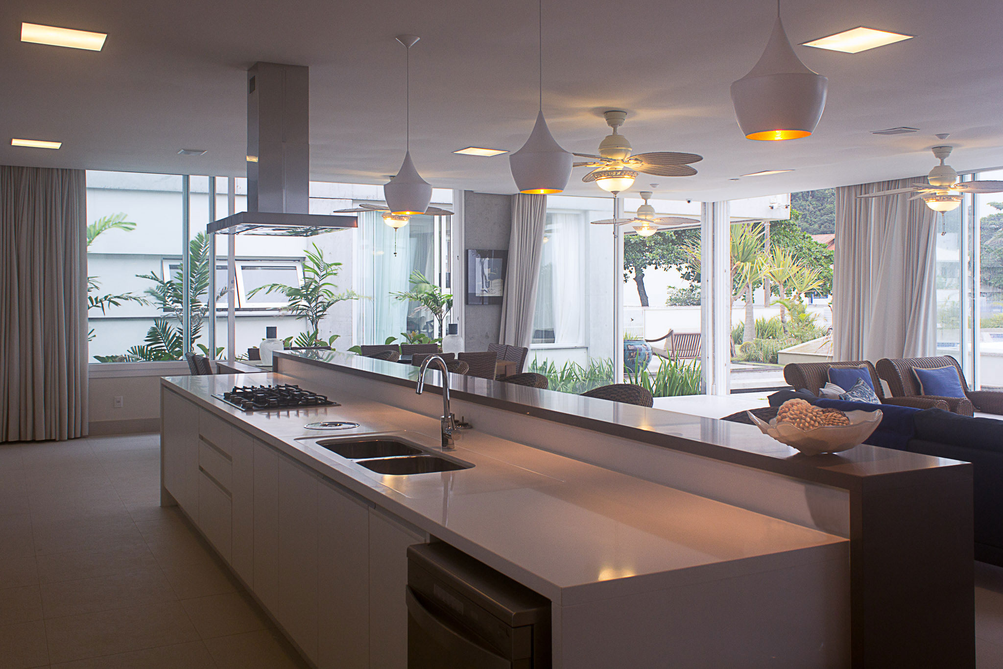 A Spacious and Stylish Contemporary Home in Penha, Brazil by Pablo José Vailatti (30)