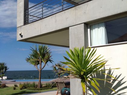 A Spacious and Stylish Contemporary Home in Penha, Brazil by Pablo José Vailatti (4)