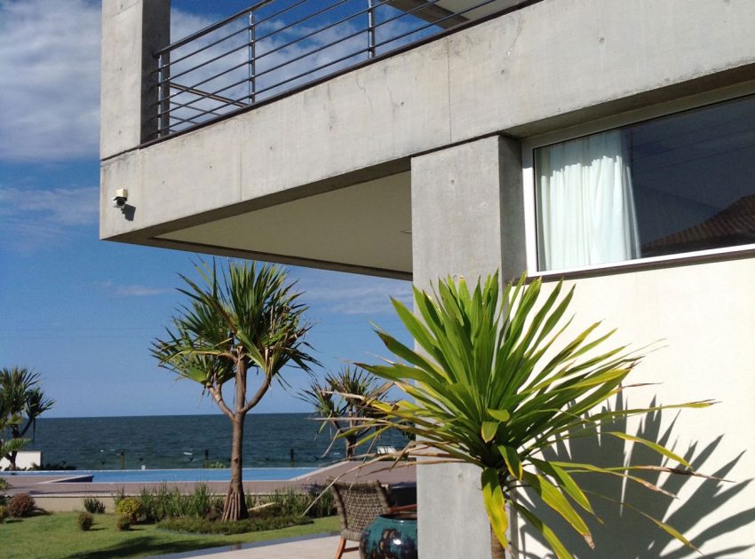 A Spacious and Stylish Contemporary Home in Penha, Brazil by Pablo José Vailatti (4)