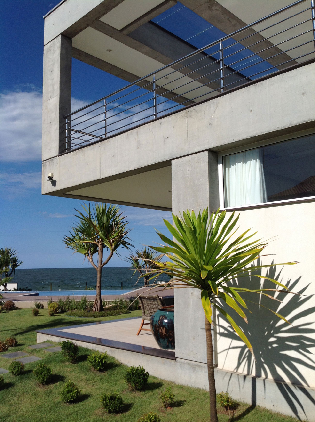 A Spacious and Stylish Contemporary Home in Penha, Brazil by Pablo José Vailatti (4)