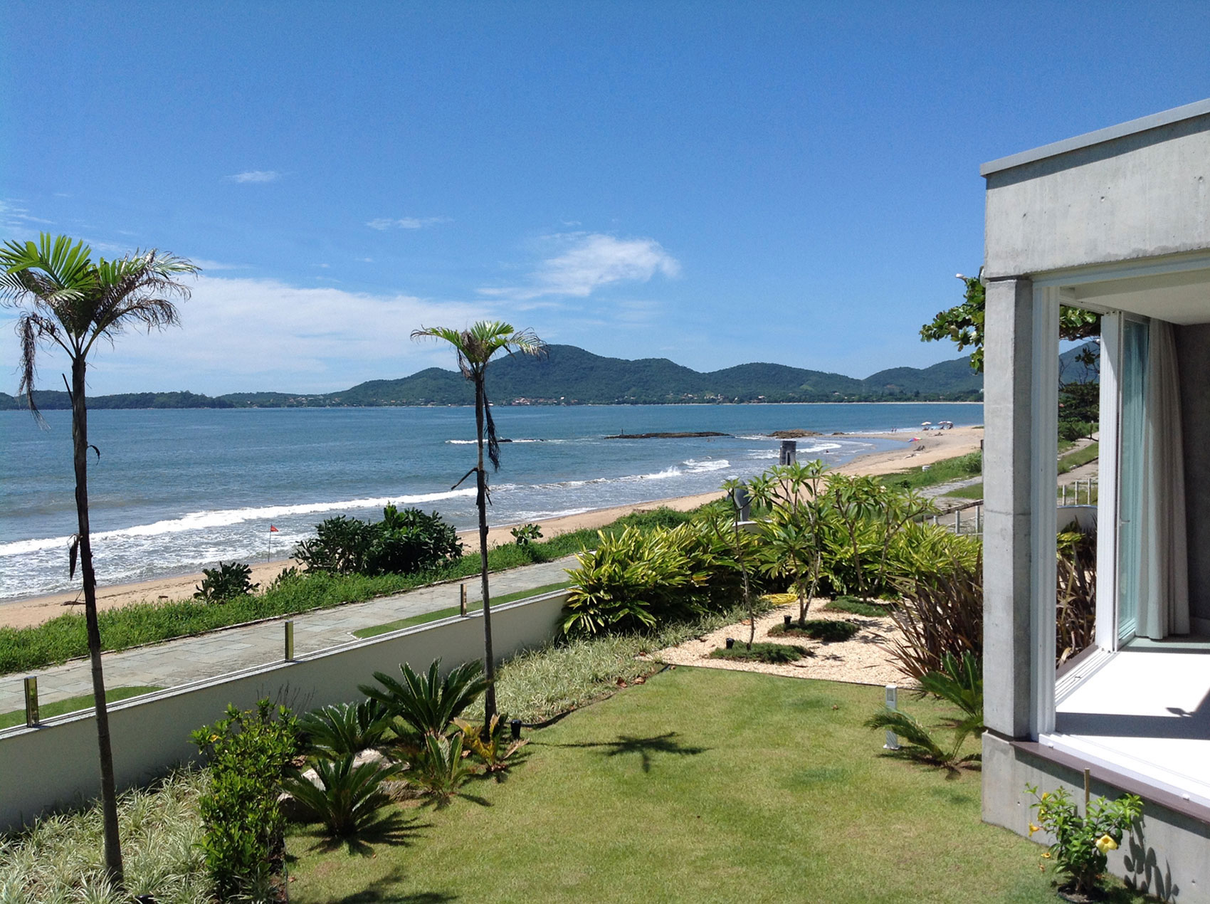 A Spacious and Stylish Contemporary Home in Penha, Brazil by Pablo José Vailatti (5)