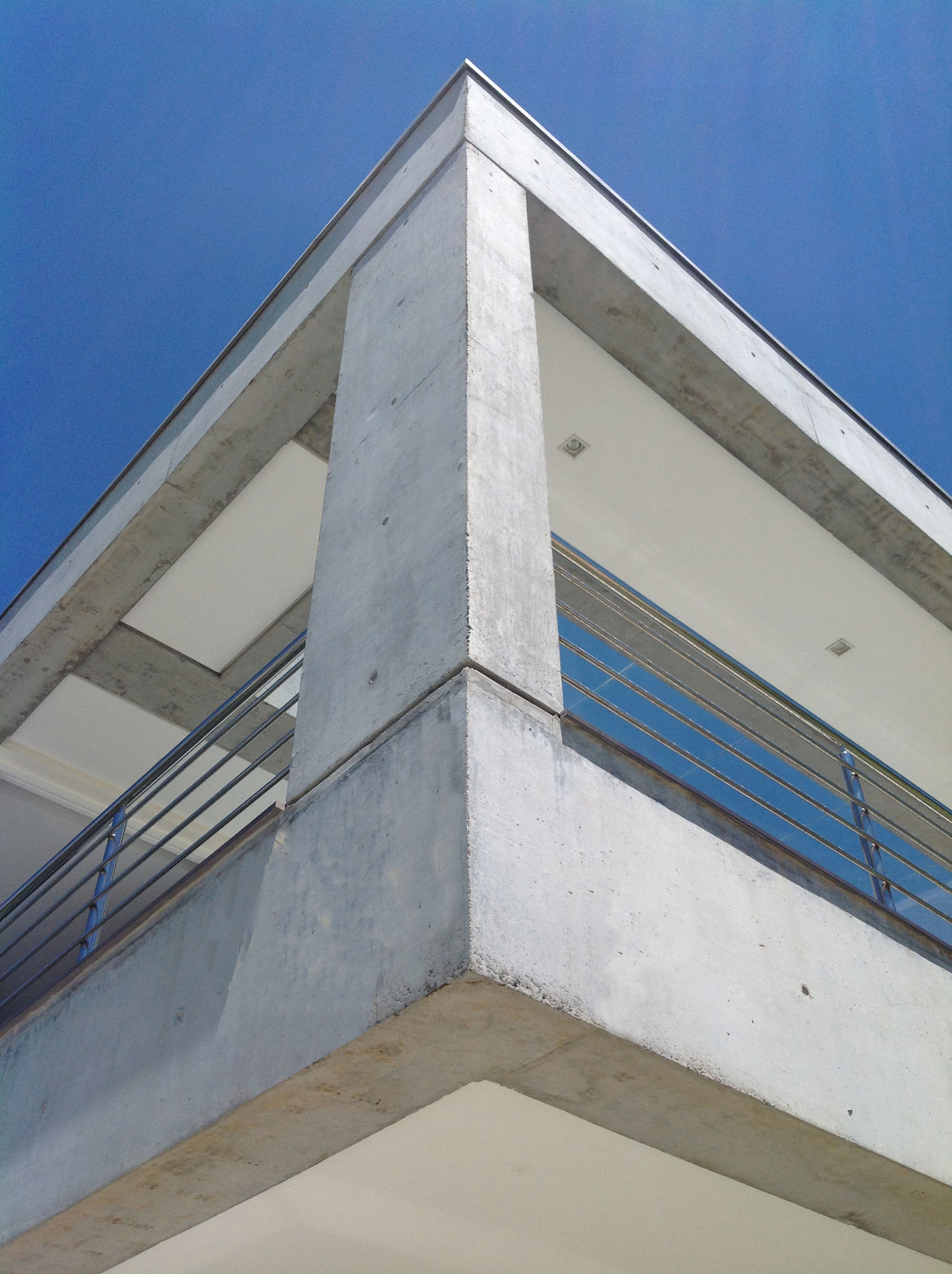 A Spacious and Stylish Contemporary Home in Penha, Brazil by Pablo José Vailatti (6)