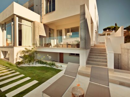 A Spacious and Stylish Contemporary Home with Raw Concrete Walls in Algeciras by Sergio Suárez Marchena (1)