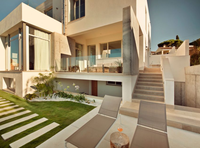 A Spacious and Stylish Contemporary Home with Raw Concrete Walls in Algeciras by Sergio Suárez Marchena (1)