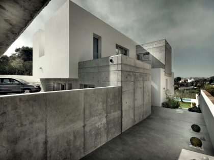 A Spacious and Stylish Contemporary Home with Raw Concrete Walls in Algeciras by Sergio Suárez Marchena (11)