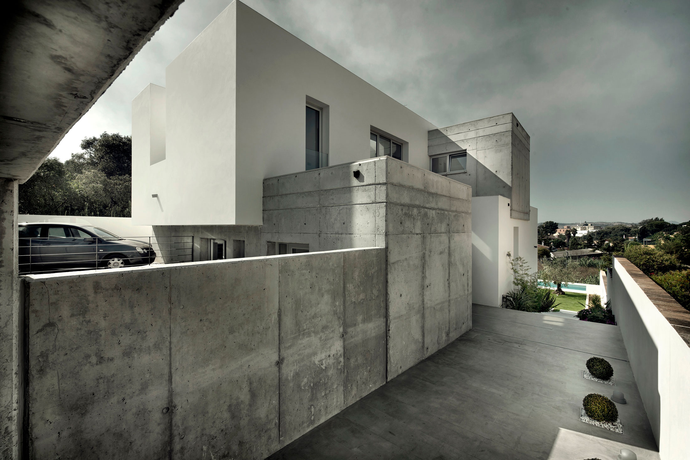 A Spacious and Stylish Contemporary Home with Raw Concrete Walls in Algeciras by Sergio Suárez Marchena (11)