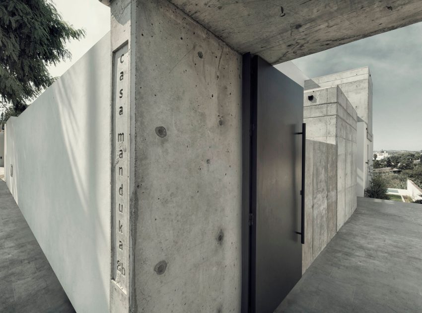 A Spacious and Stylish Contemporary Home with Raw Concrete Walls in Algeciras by Sergio Suárez Marchena (12)