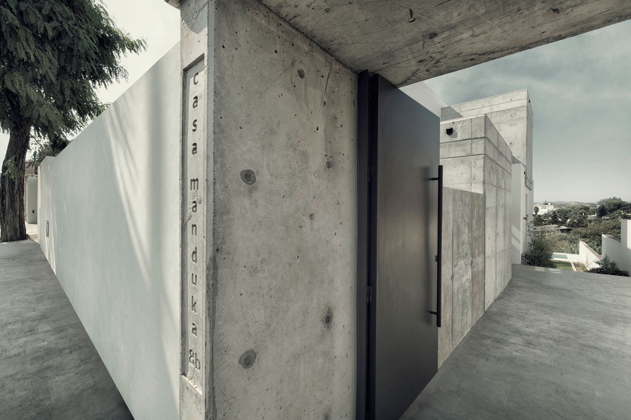 A Spacious and Stylish Contemporary Home with Raw Concrete Walls in Algeciras by Sergio Suárez Marchena (12)