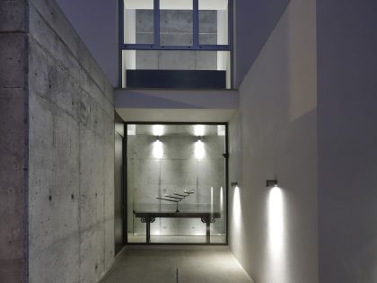 A Spacious and Stylish Contemporary Home with Raw Concrete Walls in Algeciras by Sergio Suárez Marchena (13)