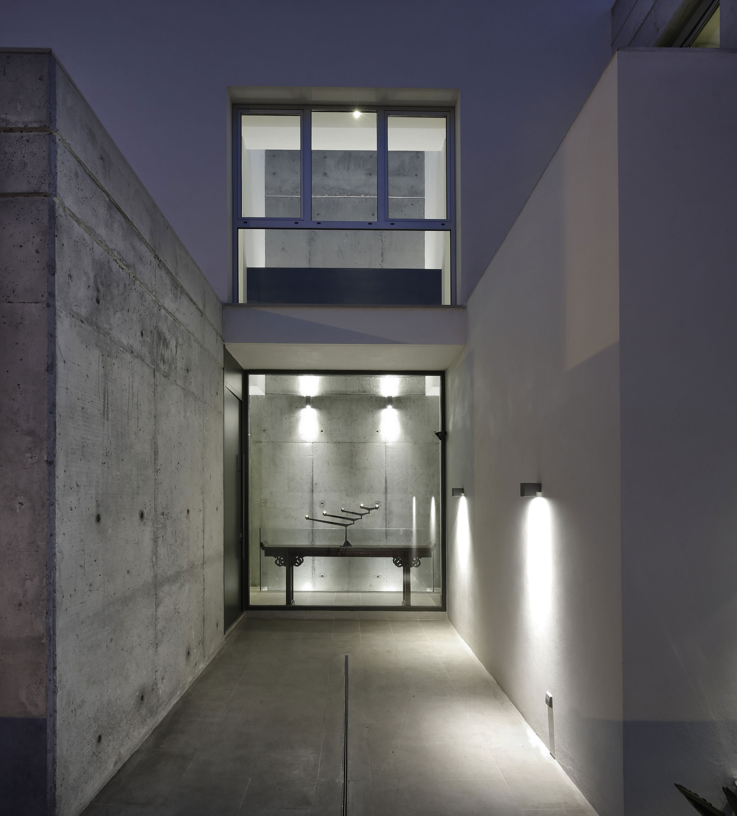A Spacious and Stylish Contemporary Home with Raw Concrete Walls in Algeciras by Sergio Suárez Marchena (13)