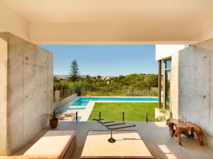 A Spacious and Stylish Contemporary Home with Raw Concrete Walls in Algeciras by Sergio Suárez Marchena (2)