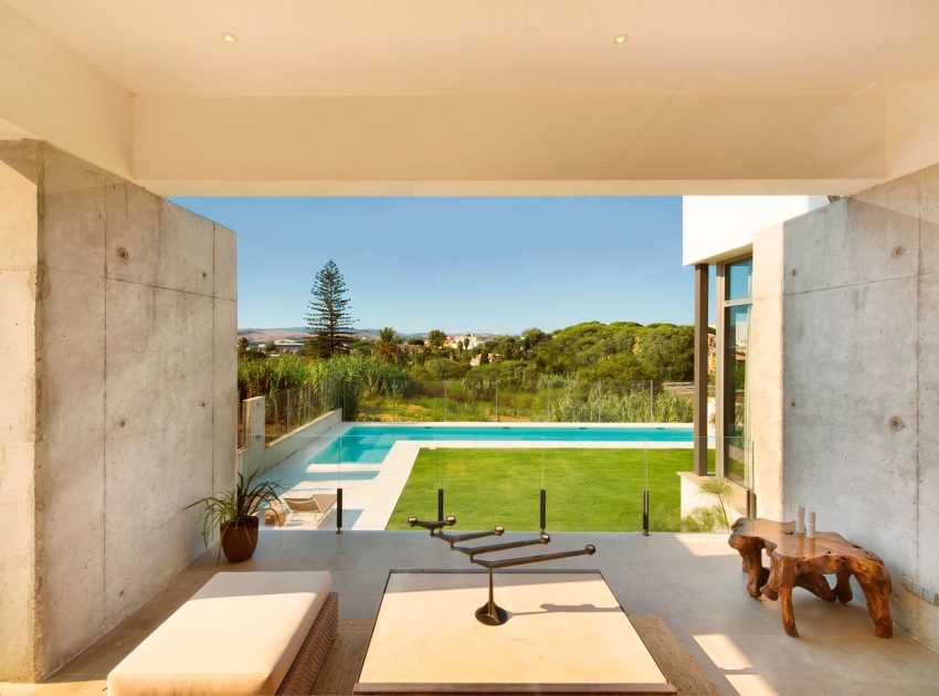 A Spacious and Stylish Contemporary Home with Raw Concrete Walls in Algeciras by Sergio Suárez Marchena (2)