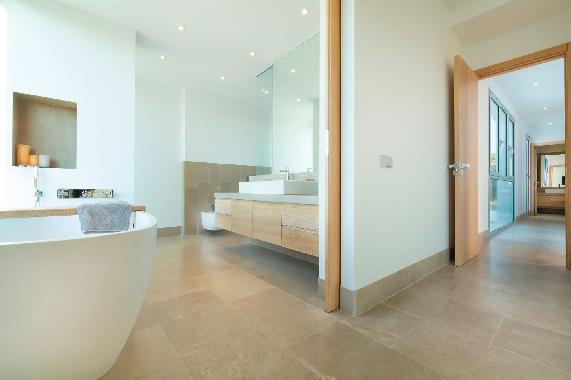 A Spacious and Stylish Contemporary Home with Raw Concrete Walls in Algeciras by Sergio Suárez Marchena (8)